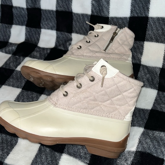 Sperry Duck Boot Ivory Quilted 8.5 - Picture 2 of 6
